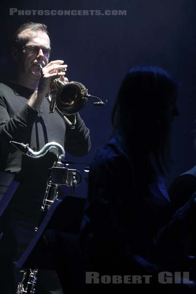 JOSE GONZALEZ PERFORMING WITH THE GOTEBORG STRING THEORY - 2011-04-06 - PARIS - Gaite Lyrique - 